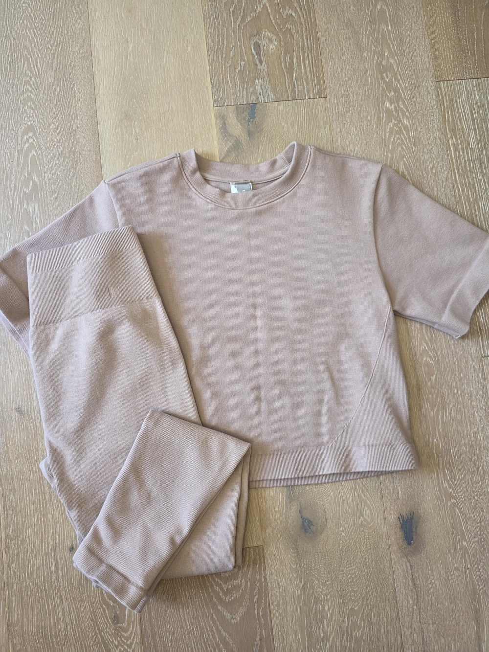 Everlane Seemless Short Sleeve Top and Leggings Set